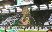 Auf in den Kampf: Die Choreographie der St.Gallen-Fans vor dem Heimspiel gegen die Grasshoppers. (Bild: EDDY RISCH (KEYSTONE))