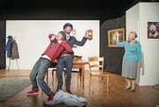 Leutnant Schneider (Philipp Langenegger) nimmt Lukas (Simon Keller) in die Zange. Walters Frau Susi (Caroline Felber) ist hässig. (Bild: Urs Bucher)