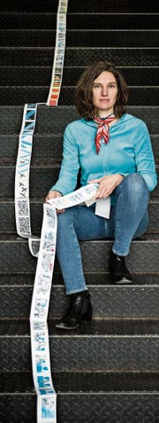 Michaela Müller mit ihrem von Hand gezeichneten Storyboard für ihren Kurzfilm «Airport». (Bild: Mareycke Frehner (St. Gallen, 16. Januar 2018))