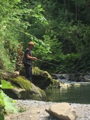 Simon Enzler beim Fischen an der Sitter. (Bild: zVg)