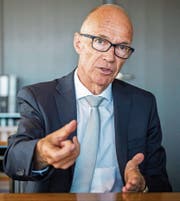 Thomas Scheitlin erklärt, welche Hebel er bei den Finanzen in Bewegung setzen will. (Bild: Urs Bucher)