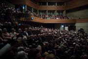 Vor der Festpremiere des «Fidelio» am Donnerstagabend im Theater St.Gallen: Premierenpublikum im Grossen Haus. (Bild: Benjamin Manser)