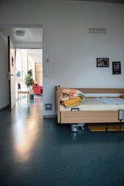 Die Bewohner dürfen im Zimmer Bilder und Fotos aufhängen. (Bild: Sabrina Stübi)