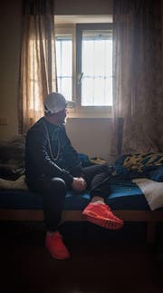 Gian-Luca P. in seiner Zelle in der Strafanstalt Gmünden: «Ich habe hier viel reflektiert.» (Bild: Benjamin Manser)