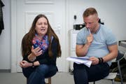 Angelika Ossowski, Psychologin, und Jan Reuter, ärztlicher Leiter der Gravita, geben den Patienten Tipps gegen Schlaflosigkeit. (Bild: Ralph Ribi)