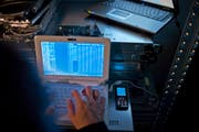 Die St.Galler "Cyber Unit" setzt sich mit den neuen kriminellen Handlungsformen des digitalen Zeitalters, der Cyberkriminalität, auseinander. (Bild: GAETAN BALLY (KEYSTONE))