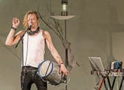 Blechtrommel und Analogsynthesizer: The New World Vulture zeigte im Hofkeller vollen Körpereinsatz (links); Mike Sheridan experimentierte im Pfalzkeller mit dem «Kosmonaut». (Bild: Hanspeter Schiess)