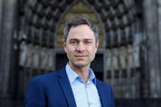 Historiker Daniele Ganser hat ein neues Geschäftsmodell entdeckt: Er tourt mit seinen Vorträgen durch Europa. (Bild: Christoph Hardt (PD))