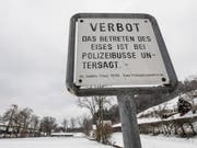 Trotz arktischer Temperaturen ist das Eis auf dem Mannenweier noch nicht dick genug. (Bild: Hanspeter Schiess)