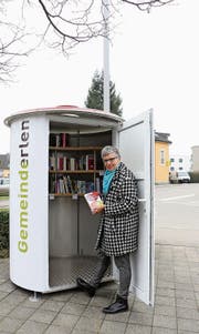 Gemeinderätin Nicole Fischer stellt erste Bücher in die «Büecherbüx» vor dem Erler Gemeindehaus. (Bild: Hannelore Bruderer)