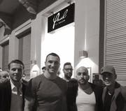Posieren vor dem Club: Wladimir Klitschko (2.v.l.). (Bild: PD)