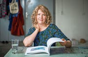 Die Kunst von Rachel Lumsden, hier in ihrem Arboner Atelier, ist jetzt bereits in einem dritten Buch dokumentiert. (Bild: Urs Bucher)