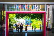 Letzter Schultag im Schulhaus Tschudiwies vor den Sommerferien 2017: Schulkinder vergnügen sich auf dem Pausenplatz. (Bild: Urs Bucher - 7. Juli 2017)