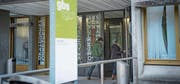 Eingang zum Gewerblichen Berufs- und Weiterbildungszentrum (GBS) im Riethüsli oberhalb der Stadt St. Gallen. (Bild: Ralph Ribi (17. November 2017))