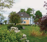Traum im Blütenmeer: In dieser Villa in Uttwil lebte der Dramatiker Carl Sternheim 1919 bis 1929. (Bilder: Valeria Heintges)
