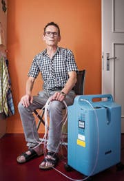 Alois Brändle in seiner Wohnung in Goldach: Das Sauerstoffgerät ist sein ständiger Begleiter. (Bild: Urs Bucher)