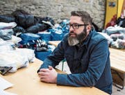 Bei Thomas Feurer türmen sich die Spenden für die Gassenweihnacht am 25. Dezember beim St. Galler Waaghaus. (Bild: Sabrina Stübi (St. Gallen, 21. Dezember 2017))