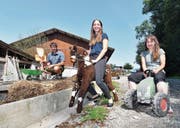 Rolf Thalmann, Svenja Huber und Silvia Thalmann eröffnen im Oktober die Bauernhof-Kindertagesstätte Chälbliland. (Bild: Manuel Nagel)