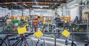 Seit 1994 werden in der Projekt-Werkstatt Velos repariert und verkauft. Arbeitssuchende erhalten hier während sechs Monaten eine Stelle. (Bild: Urs Bucher)
