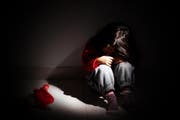 Nach einem schweren Fall von Kindsmissbrauch muss die Mutter vier Jahre und drei Monate ins Gefängnis, der Liebhaber der Mutter für fünf Jahre. (Bild: Getty (Symbolbild))