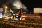 Die Feuerwehr Mörschwil und die Berufsfeuerwehr St.Gallen rückten mit rund 50 Angehörigen zur Brandstelle aus. (Bild: Kapo SG)