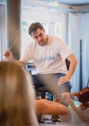 Mit viel Temperament: Dirigent Gabriel Estarellas Pascual. (Bild: Urs Bucher)