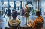 Ich, ein anderer: Jugendliche des Integrationskurses am Rand der Probe zu ihrem Projekt «Die vergessenen Inseln» (Bild: . Bild: Urs Bucher)