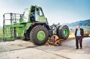 Roger Miauton, CEO der Lithium Storage GmbH, beobachtet den Verlad des E-Dumpers auf den Lastwagenanhänger. (Bild: Andrea Stalder)