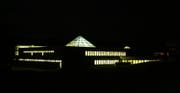 Ein unerwarteter Lichteffekt an einem unerwarteten Ort: Das hell erleuchtete Bibliotheksgebäude der Universität St.Gallen. (Bild: Hannes Thalmann)