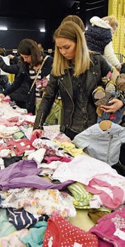 Die Auswahl an Kinderkleidern war gross. (Bild: Yvonne Aldrovandi-Schläpfer)