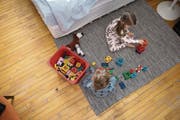 Die Mutter will der Tochter einen Teppich schenken, auf dem sie spielen, und Kisten, in denen sie Spielzeug verstauen kann. (Bild: Getty)