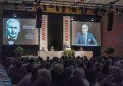 Verwaltungsratspräsident Adrian Gmür begrüsst die Genossenschafter der Raiffeisen-Bank Unteres Toggenburg. (Bild: Michel Canonica (Bütschwil, 9. März 2018))