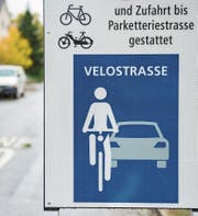 Das Stadtsanktgaller Reglement für eine nachhaltige Verkehrsentwicklung setzt auf den öffentlichen und den Langsamverkehr. Ein Ausfluss daraus ist der Versuch, der aus den Teilen der Linden- eine Velostrasse macht. (Bild: Urs Bucher (21. Oktober 2016))