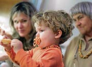 Ein Kind erbt viel mehr als Geld und Gut. Kinder müssten daher lernen, sich gegen schlechtes Erbe zu wehren, sagt die Philosophin Maja Wicki. (Bild: ky/Gaetan Bally)