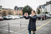 Mehr Bäume, mehr Gehölze, vielleicht ein Wasserspiel: Architektin Regula Geisser erläutert ihre Ideen. (Bild: Sabrina Stübi)