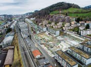 Zwei Grossbaustellen: die Überbauung Bernhardswies beim Bahnhof Haggen (links) und der «Schlösslipark» an der Ecke Haggen- und Wolfgangstrasse. (Bild: Urs Bucher und Benjamin Manser)
