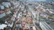 Bereits eine historische Aufnahme: Die mittlere Felsenstrasse Anfang März aus der Vogelperspektive zeigt, dass die Abbrüche fürs Projekt Haldenhof bereits begonnen haben. (Bild: Ralph Ribi - 5. März 2018)