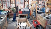 Mitarbeiter der Dock Gruppe in St. Gallen nehmen im Recyclingbereich alte Drucker auseinander. (Bild: Ralph Ribi)