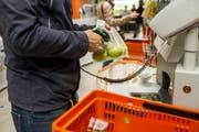 Wer seine Einkäufe selbst scannt, nimmt einer Kassierin die Arbeit ab - das kritisieren viele Internet-Nutzer. (Bild: Coralie Wenger)