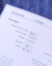 Noch werden in einigen Klassen der Stadt St.Gallen ganze Zeugnisnoten verteilt. Ab dem Schuljahr 2017/18 muss bei den Zeugnissen aber wieder zu halben Noten zurückgekehrt werden. (Bild: FRANCO GRECO (KEYSTONE))