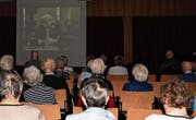 Das Publikum schaut sich den Film «HD-Soldat Läppli» im Saal des Alters- und Pflegezentrums an. (Bild: Yvonne Aldrovandi-Schläpfer)