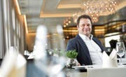 Geschäftsführer Alberto Provenza im neugestalteten und neu eingerichteten Speisesaal des «Klein Rigi». (Bild: Donato Caspari)
