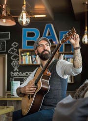 Andreas Stadelmann alias Andy McSean beim Gespräch im Café Sud in St. Gallen. (Bild: Hanspeter Schiess)