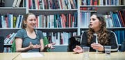 Unsinnige Verbotskultur oder eine Frage der Gleichberechtigung: Anja Signer-Bürkler und Lea Lindenmann (rechts) in der Diskussion über das St. Galler Burkaverbot. (Bild: Ralph Ribi)