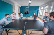 Der Pingpongtisch bietet willkommene Abwechslung von der Bildschirmarbeit, auch für CEO Andreas Fischler (2. von rechts). (Bild: Urs Bucher (St. Gallen, 13. März 2018))