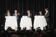 Frau Statthalter Antonia Fässler und Säckelmeister Thomas Rechsteiner diskutieren unter der Leitung von Roger Fuchs mit den Grossratsmitgliedern Monika Rüegg Bless und Jakob Signer. (Bild: Ralph Ribi)