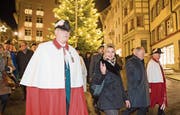 Karin Keller-Sutter lässt sich in ihrer Heimatstadt feiern: Zusammen mit Bundesrat Johann Schneider-Ammann und geladenen Gästen fuhr sie mit dem Extrazug von Bern via Rapperswil nach Wil. Der offizielle Festakt fand in der Kirche St. Nikolaus statt, im Anschluss feierten die Ortsvereine und die Bevölkerung ihre Ständeratspräsidentin auf dem Hofplatz und mit einem Cortège zum Stadtsaal. (Bilder: Ralph Ribi, Gian Ehrenzeller/Keystone)