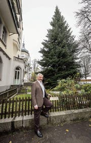 Stolzer Besitzer: Am Donnerstag wird die Tanne von Markus Morant von der Kreuzbleichestrasse auf den Klosterplatz geflogen. (Bild: Hanspeter Schiess)