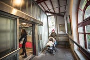 Der seitlich neben der Liftkabine angeordnete Warteraum und Einstieg in der heutigen Talstation. (Bild: Ralph Ribi - 22. Oktober 2014)