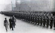 Im März 1939 stellt sich der neue Liechtensteinische Fürst Franz Josef II. in Berlin vor. Er will herausfinden, ob Hitler sein Land schlucken will. (Bild aus: Peter Geiger, Krisenzeit, Chronos-Verlag)